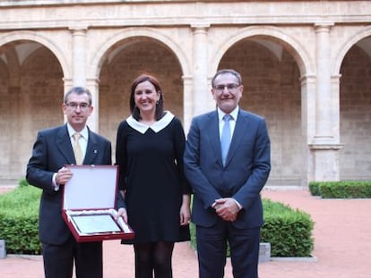 Santiago Posteguillo, premio al &#039;escritor del a&ntilde;o&#039; 2015, junto a la consejera de Cultura y el rector de la Jaume I. 