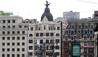 La sede central de Ipar Kutxa en Bilbao, junto a una sucursal de Caja Laboral, en el centro de la ciudad. 