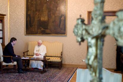 Benedicto XVI conversa con el periodista alemán Peter Seewald, autor del libro <i>Luz del Mundo,</i> ayer en el Vaticano.