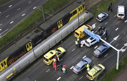 Miembros de las Fuerzas Especiales de la Policía revisan un tranvía (a la izquierda) en la plaza 24 de Octubre en Utrecht (Países Bajos).