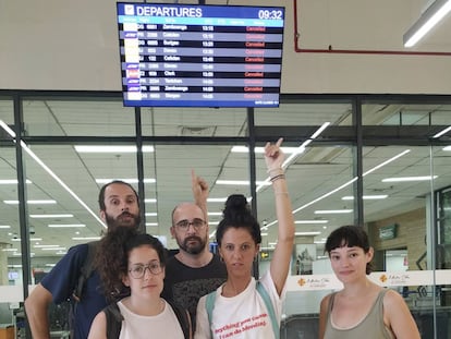 Cris Goms y su marido, Pedro Moreno, ambos con gafas, con otros españoles atrapados en Filipinas.