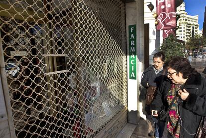 La farmacia de la mujer de Francisco Camps, ayer, cerrada por la huelga.