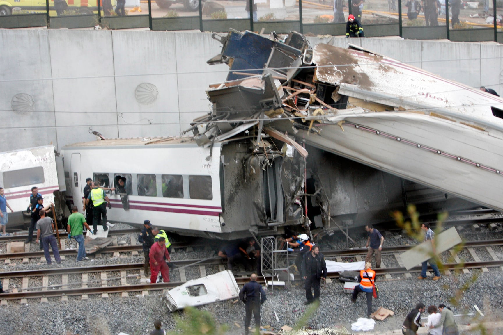 Rescate de las víctimas minutos despues del accidente del tren Alvia en la curvas de Angrois, cerca de Santiago de Compostela, el 24 de julio de 2013.
