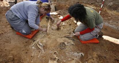 Arqueólogos en la exhumación de una fosa en Cazalla de la Sierra, en Sevilla.