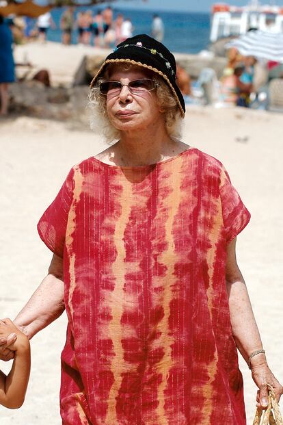 Es como si no hubiera pasado el tiempo. Cayetana, ya octogenaria, sigue yendo a la playa con las mismas tnicas que utilizaba en su juventud.