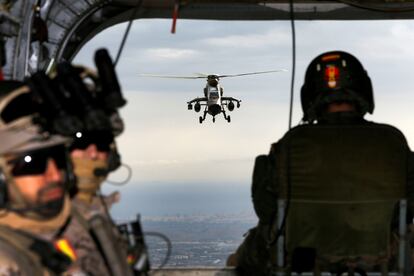 Dos helicópteros realizan maniobras militares.