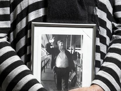 El retrato de Juan Mari Jáuregui, asesinado en 2000, entre las manos de su viuda Maixabel Lasa.