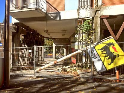 Un edificio dañado en la localidad de L'Aquila tras el fuerte terremoto registrado en el centro de Italia.