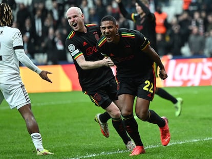 Sebastien Haller celebra el segundo gol ante el Besiktas junto a Davy Klaassen.