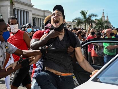 Momento en que la policía arresta a un hombre durante las protestas en La Habana el 11 de julio.