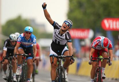 Kittel celebra su victoria en los Campos El&iacute;seos.