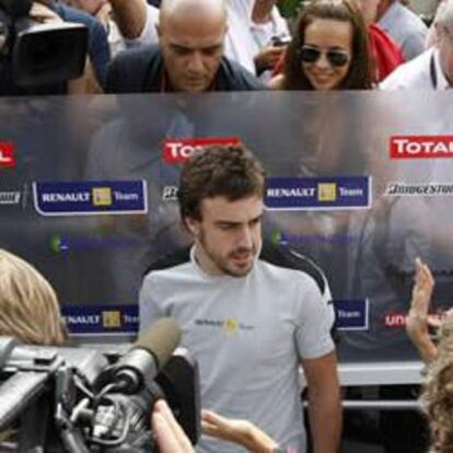 Fernando Alonso, rodeado de periodistas a su llegada hoy al circuito de Suzuka