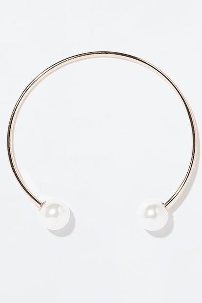 Zara se inspira en el collar de Chanel aunque reduce un poco el tamaño de las bolas (12,95 euros).