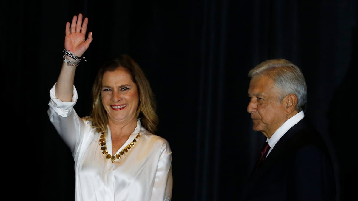 Beatriz Gutiérrez Müller confiesa en su libro cómo lo “extremo” de la vida pública le llevó a pensar en abandonar el Palacio Nacional | EL PAÍS México