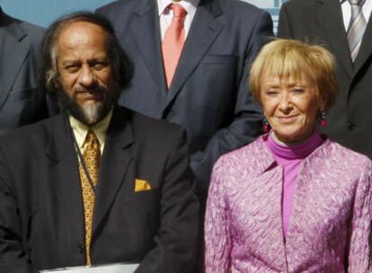 Rajendra Pachauri, a la izquierda, junto a la vicepresidenta primera María Teresa Fernández de la Vega