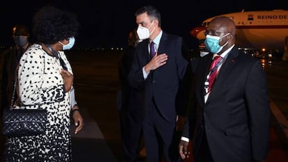 Pedro Sánchez, acompañado por el ministro de Asuntos Exteriores de Angola, Tete Antonio, a su llegada al aeropuerto internacional de Luanda. / EFE