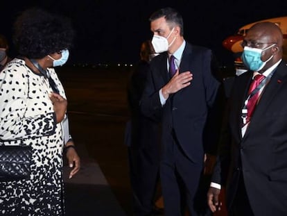Pedro Sánchez, acompañado por el ministro de Asuntos Exteriores de Angola, Tete Antonio, a su llegada al aeropuerto internacional de Luanda. / EFE