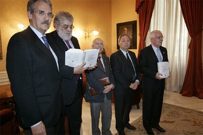 Víctor García de la Concha, Manuel Seco, Humberto López Morales, Rafael Rodríguez Marín y José Manuel Lara, en la presentación del nuevo Diccionario.