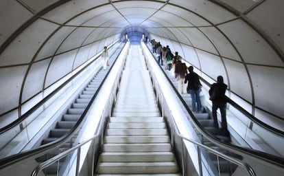 Escaleras mec&aacute;nicas de la estaci&oacute;n de Moy&uacute;a del metro de Bilbao, proyectado por el arquitecto Norman Foster. 