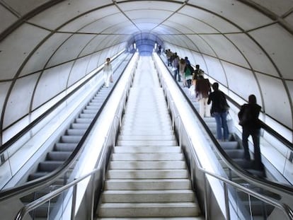 Escaleras mec&aacute;nicas de la estaci&oacute;n de Moy&uacute;a del metro de Bilbao, proyectado por el arquitecto Norman Foster. 