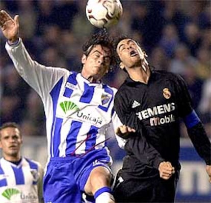 Manu y Raúl luchan por un balón.