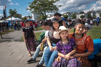 Miembros del grupo musical “Soñando por Mañana” esperan su turno para presentarse en la cuarta celebración anual del Festival Típico Guatemalteco de New Bedford, en septiembre.