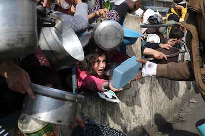 Reparto de comida, el 9 de enero de 2024 en Rafah, al sur de la franja de Gaza. 