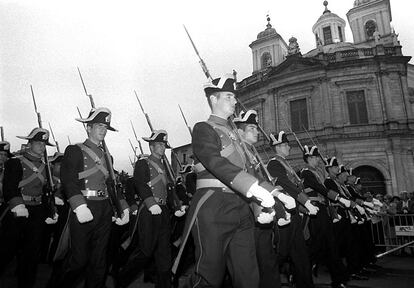 Un grupo de guardias civiles, vestidos con uniformes de &eacute;poca, desfila frente a la bas&iacute;lica de San Francisco el Grande en la retreta militar conmemorativa de las fiestas del Dos de Mayo. 