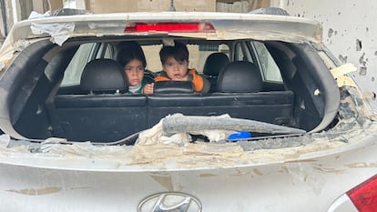 Imran (derecha) y Lama, los hijos menores de Mohamed Solaimane, en el coche de la familia después de que fuera impactado en medio de un bombardeo.