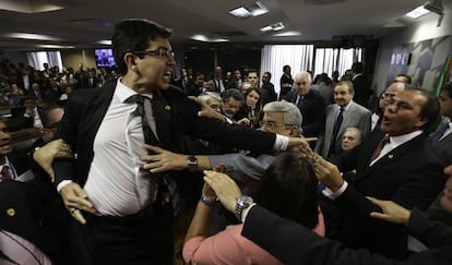 Senadores discutem em comissão que discutia reforma trabalhista.