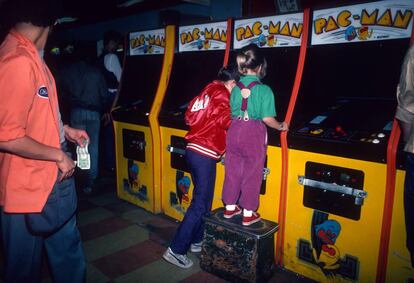 Dos chicas juegan al Pac Man en un salón recreativo de Nueva York, en 1982.