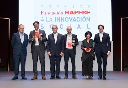 De izquierda a derecha. Antonio Huertas, presidente de MAPFRE y de Fundación MAPFRE, Joao Paulo Nogueira, fundador y CEO de Cuidador de Confiança; Andrés Allamand, secretario general Iberoamericano, Marc Millet, cofundador y CEO de Evix Safety, Diana Yousef, fundadora y CEO de Change: WATER Labs. y Diego del Alcázar Benjumea, CEO de IE University.