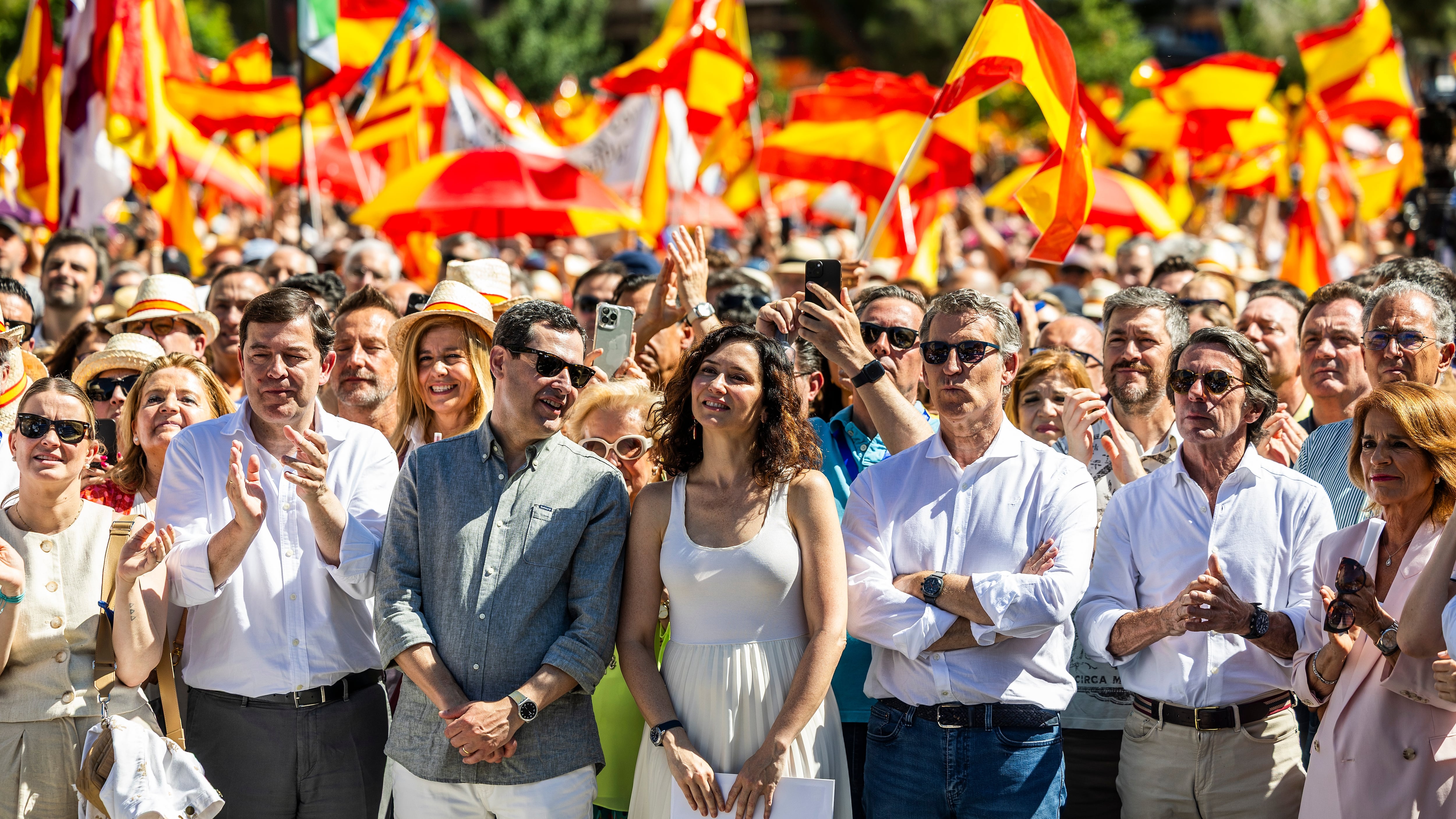 Feijóo en la protesta contra el Gobierno: “Señor Sánchez, ríndase a la democracia. Convoque elecciones ya”