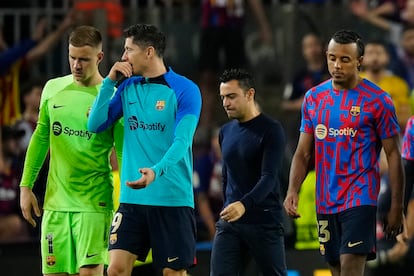 Ter Stegen, Lewandowski, Xavi Hernández y Koundé, tras la derrota del Barcelona ante el Bayern.