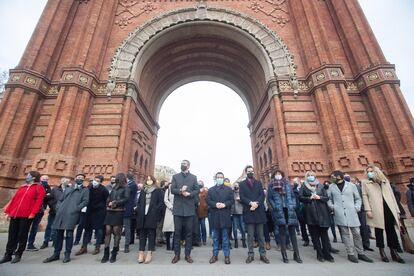 Bernat Solé (c), acompañado por Meritxell Budó, Pere Aragonés y Roger Torrent este lunes en el Arc de Triomf.