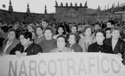 Cientos de madres ante el pazo Bai&oacute;n en 1994. 