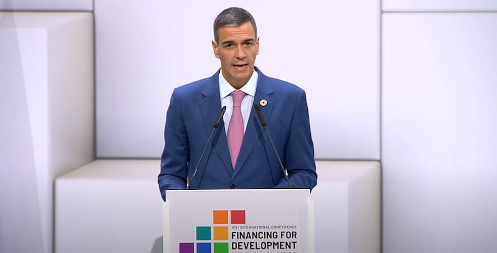 El presidente del Gobierno, Pedro Sánchez, durante la rueda de prensa de este lunes en Sevilla.