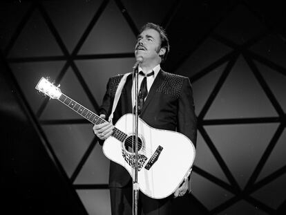 Slim Whitman, en una actuación en un programa de televisión en Nashville, Tennessee, en 1981.