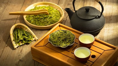El bancha es un té verde japonés elaborado con las hojas más maduras, grandes y gruesas de la planta.