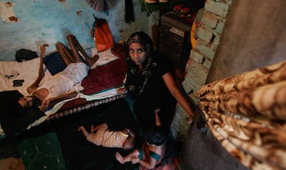 Resuti, enfermo de tuberculosis en tratamiento, descansa en casa, en la misma habitación que comparte con su esposa, Robina, y sus hijos Ayan, de tres meses, y Farien, de dos años, en Nueva Delhi, India, el 7 de junio de 2011.