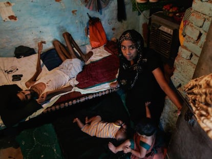 Resuti, enfermo de tuberculosis en tratamiento, descansa en casa, en la misma habitación que comparte con su esposa, Robina, y sus hijos Ayan, de tres meses, y Farien, de dos años, en Nueva Delhi, India, el 7 de junio de 2011.