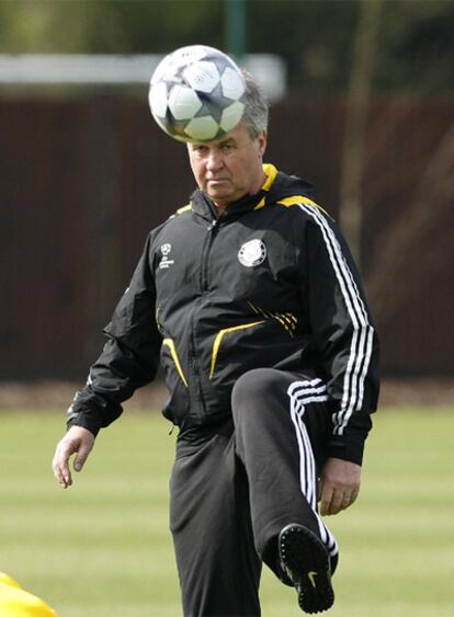 Hiddink juguetea con el balón en el entrenamiento del Chelsea.