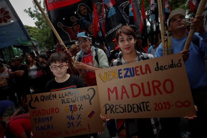 Manifestantes muestran pancartas a favor del presidente Nicolás Maduro, durante las concentraciones en la Embajada de Venezuela en Buenos Aires. 