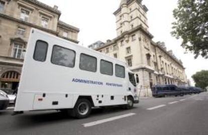 Un vehculo penitenciario en las inmediaciones del Palacio de Justicia de Paris. EFE/Archivo ,