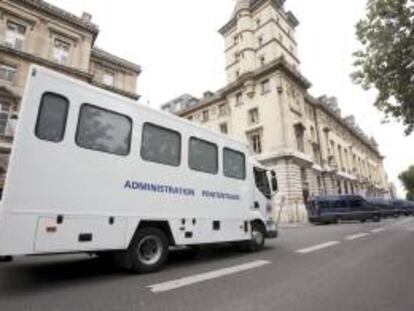 Un vehículo penitenciario en las inmediaciones del Palacio de Justicia de Paris. EFE/Archivo ,