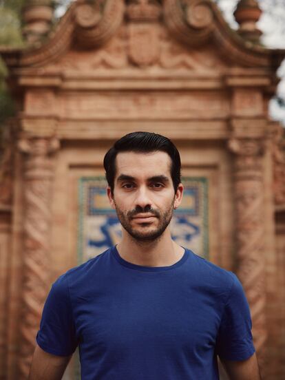 El pianista Juan Prez Floristn fotografiado en la estatua a Bcquer del parque Mara Luisa de Sevilla, en julio pasado.