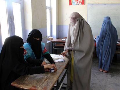Unas mujeres afganas votan el pasado día 28 de septiembre durante las elecciones presidenciales, en Jalalabad, Afganistán.