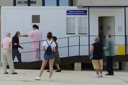 Exterior del hospital Txagorritu en Vitoria, donde se realizan las pruebas PCR para detectar el coronavirus.