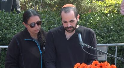 Yardén Bibas, at the funeral of his wife and children, along with his sister Offi, this Wednesday at the Tsoher cemetery, in southern Israel.