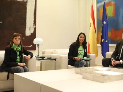 Mariano Rajoy, con una representación del colectivo de las camareras de piso. 